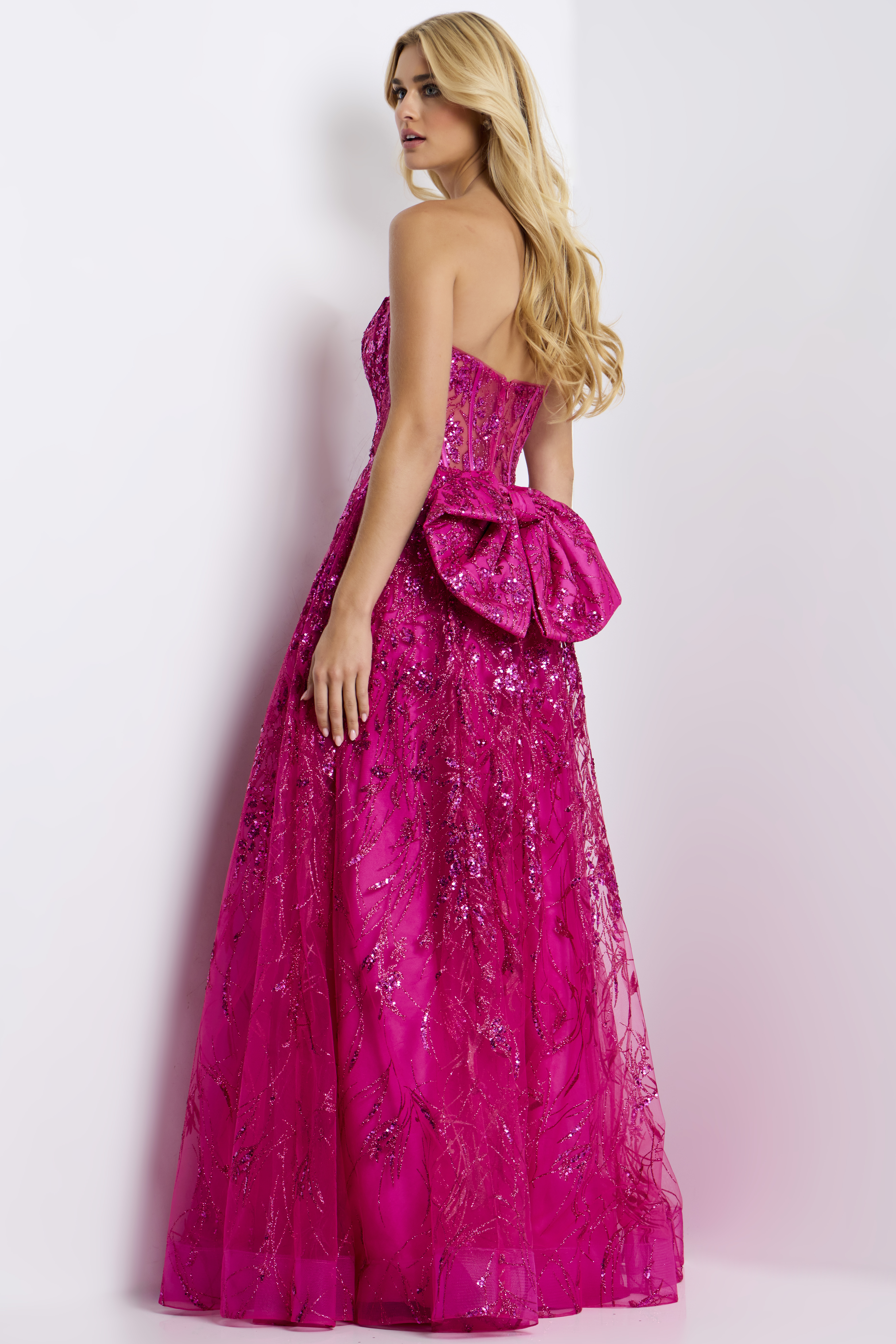 Elegant strapless ball gown with shimmering details and statement bow