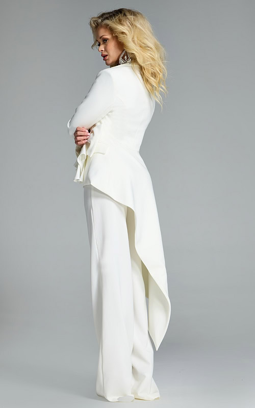 Model wearing Jovani dress 39516.