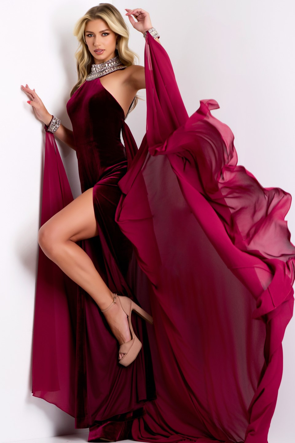 Model wearing Jovani dress 43699.