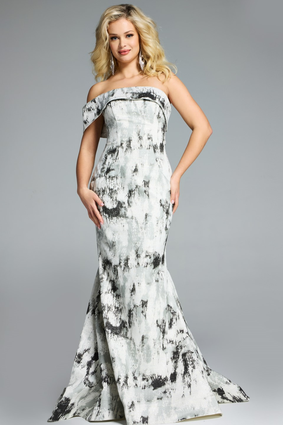 Model wearing Jovani dress 43977.
