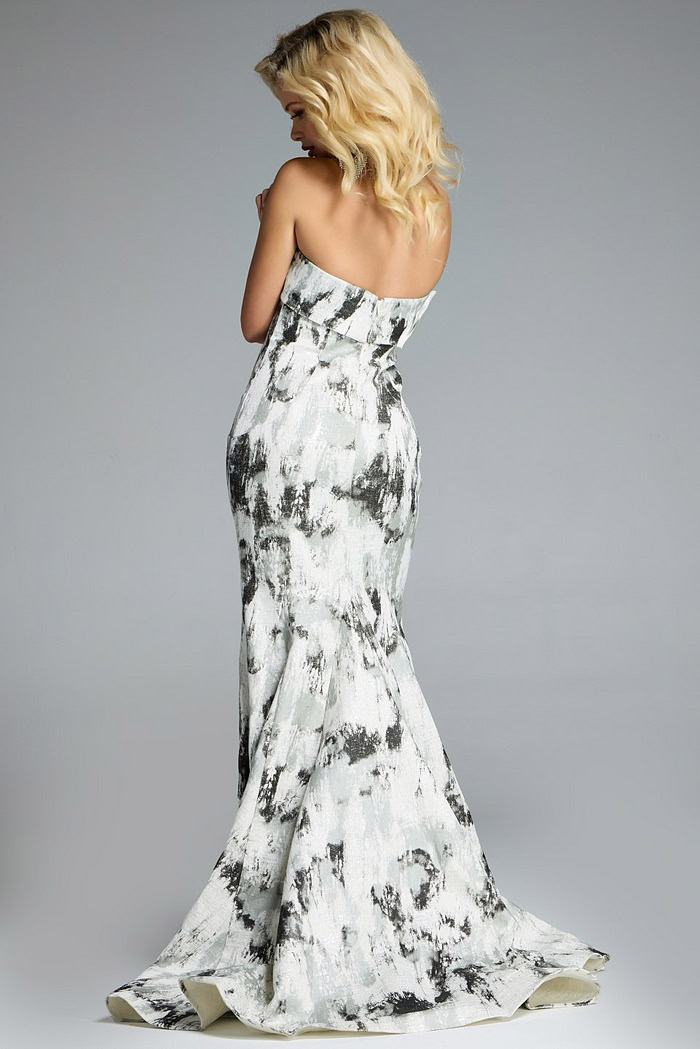 Model wearing Jovani dress 43977.