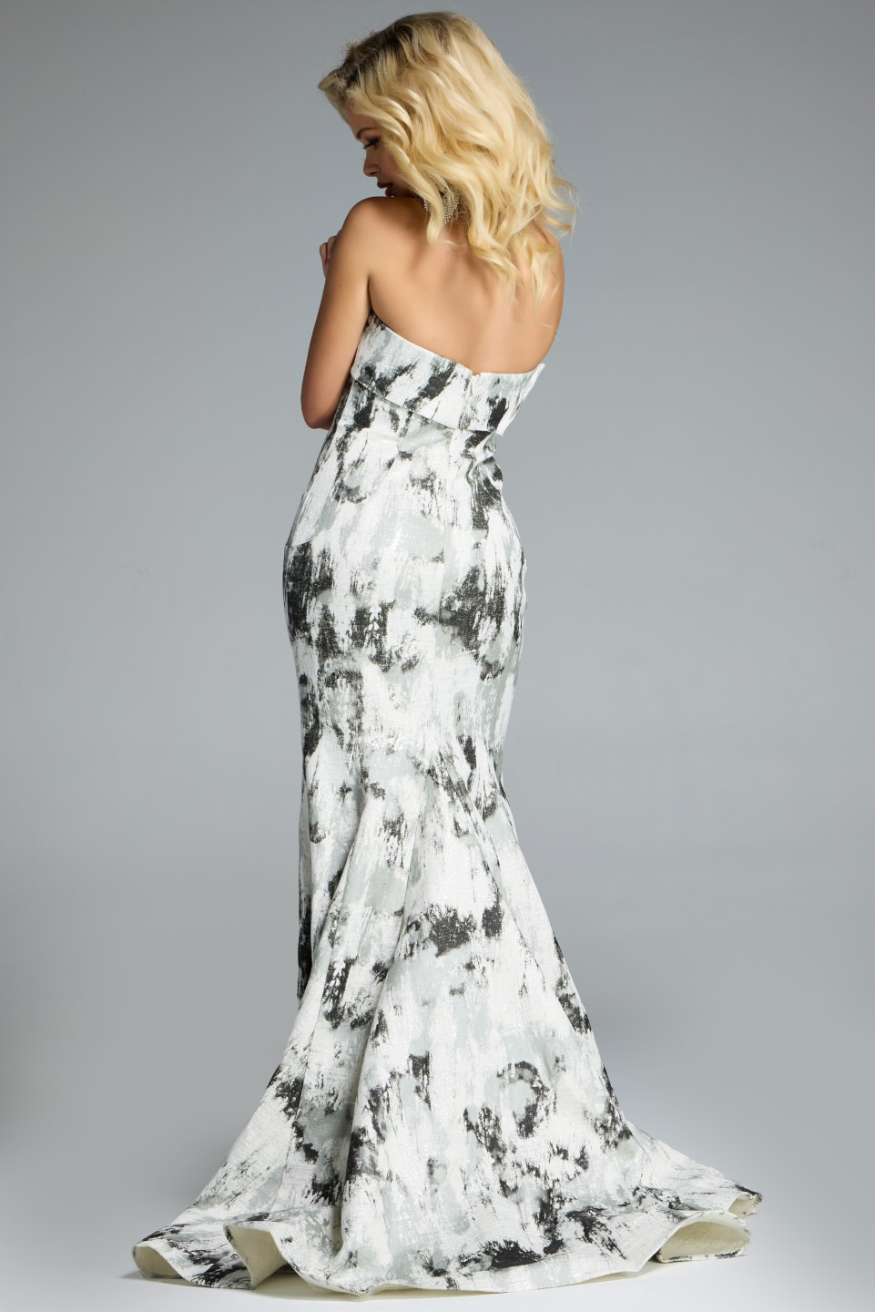 Model wearing Jovani dress 43977.