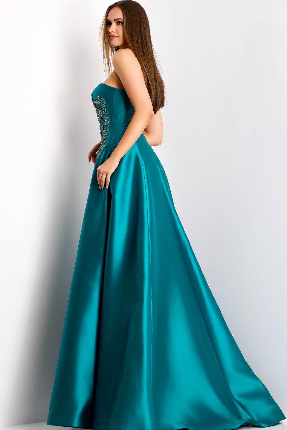 Model wearing Jovani dress 44352.