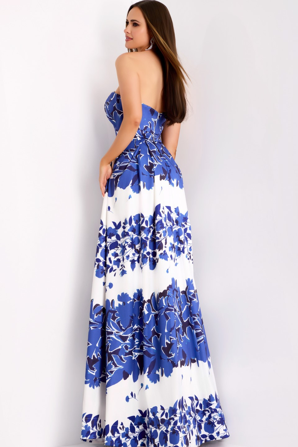 Model wearing Jovani dress 44720.