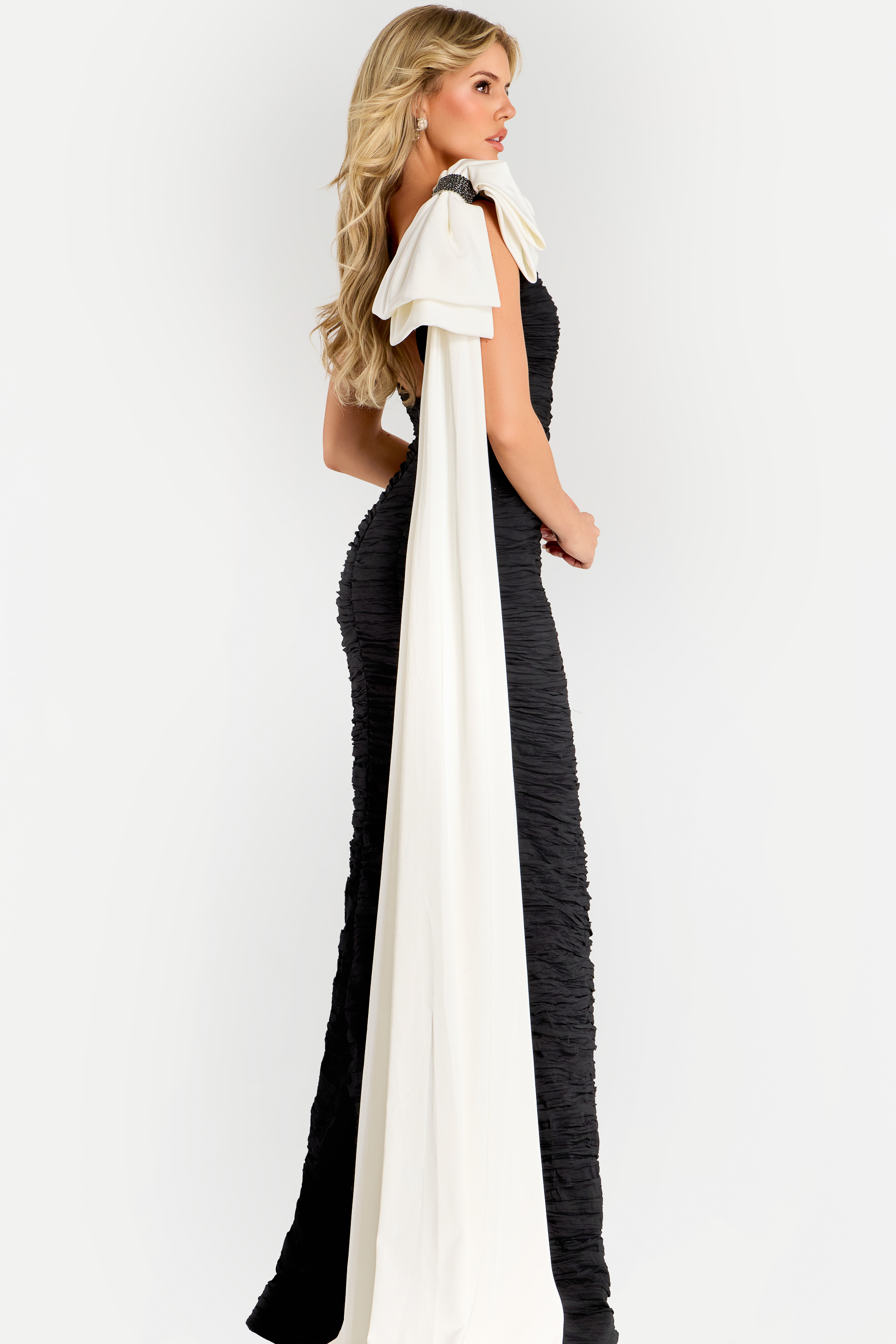 Elegant black and white gown with sweetheart neckline