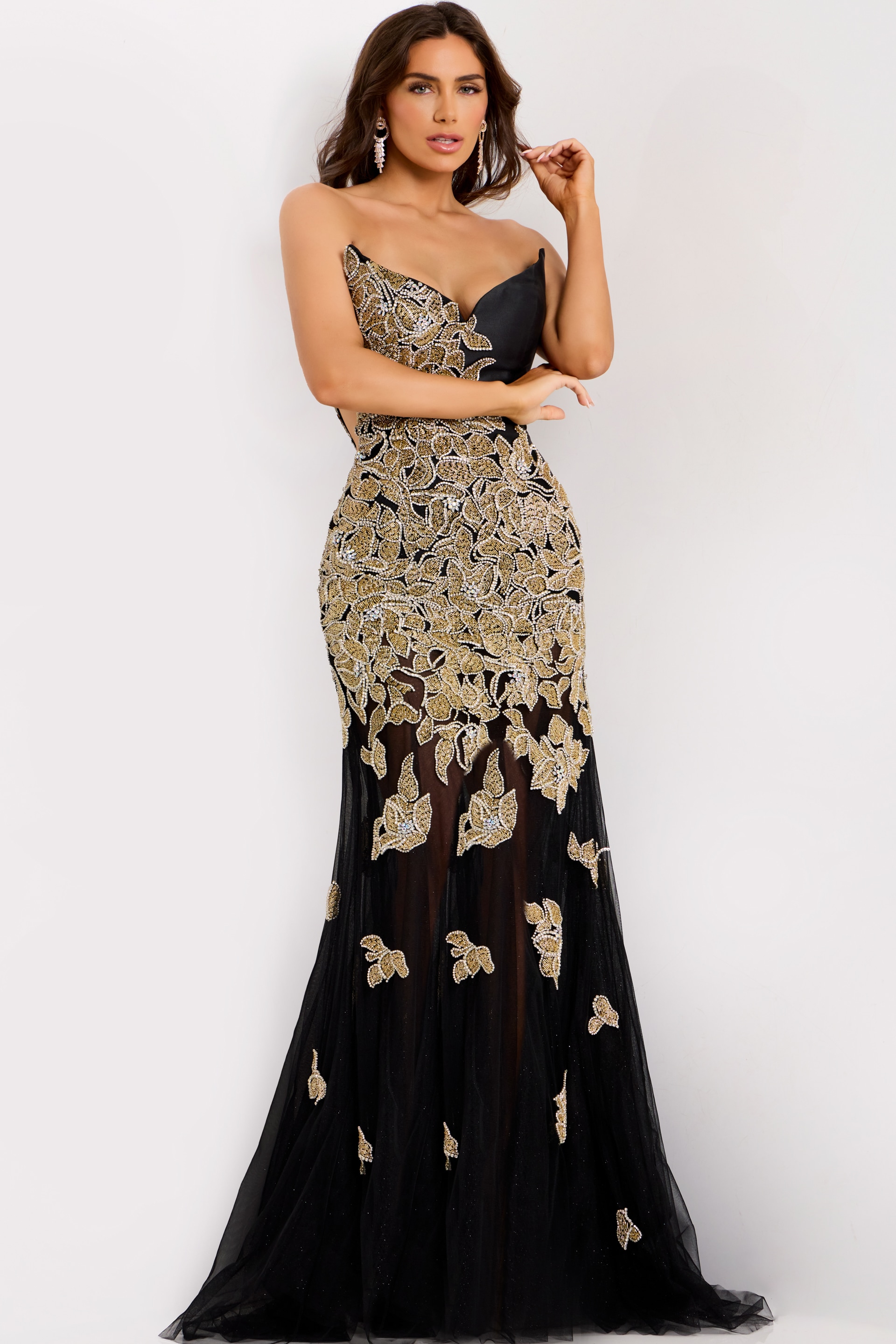 Fitted mermaid gown with asymmetric neckline and shimmering gold details.