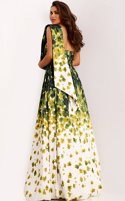 Model wearing Jovani dress 46723.