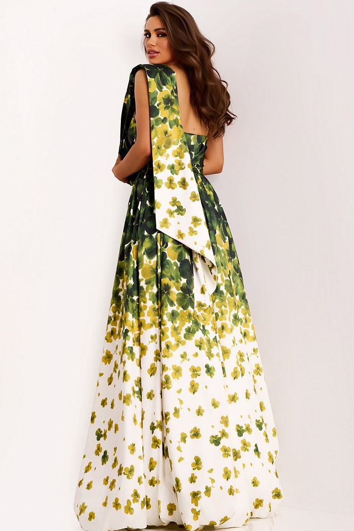 Model wearing Jovani dress 46723.
