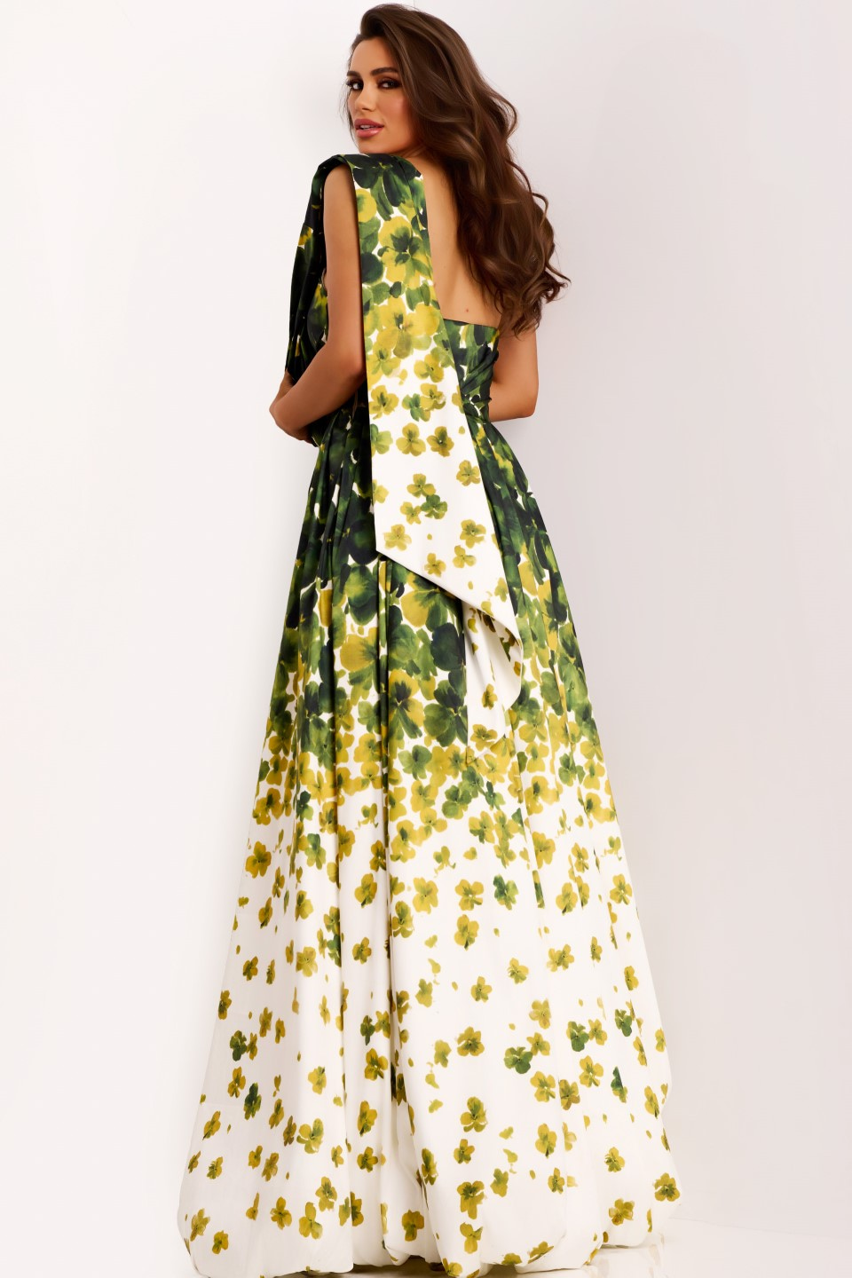 Model wearing Jovani dress 46723.