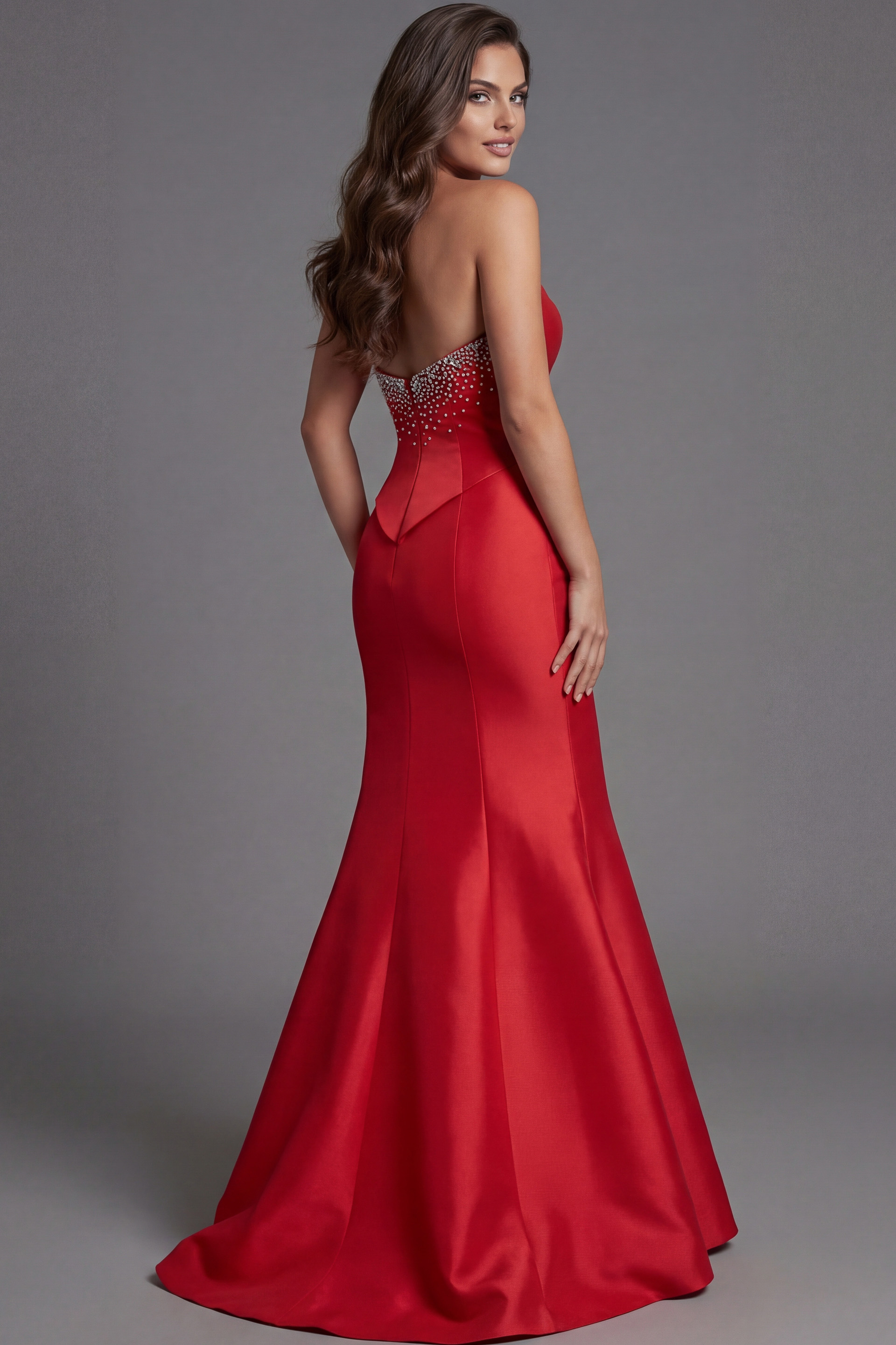 Elegant mermaid dress with structured strapless bodice
